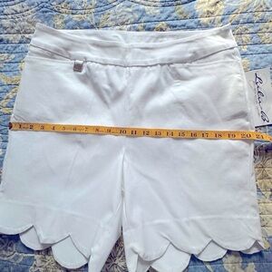 Lulu-B White shorts with design hem
